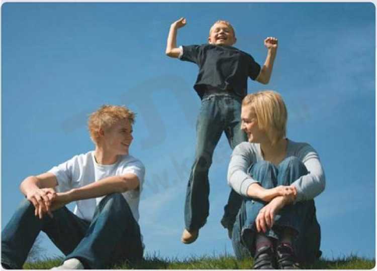 (בספר תמונה של נערה ונער יושבים על דשא ונער קופץ מאחוריהם)